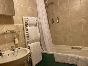 Ferienhaus, 2 Schlafzimmer | Badezimmer | Handtücher, Seife, Shampoo, Toilettenpapier