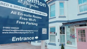 A sign for The Clifton at Paignton indicating bed & breakfast, en-suite rooms, free Wi-Fi, and free parking. - The Clifton at Paignton (Paignton)