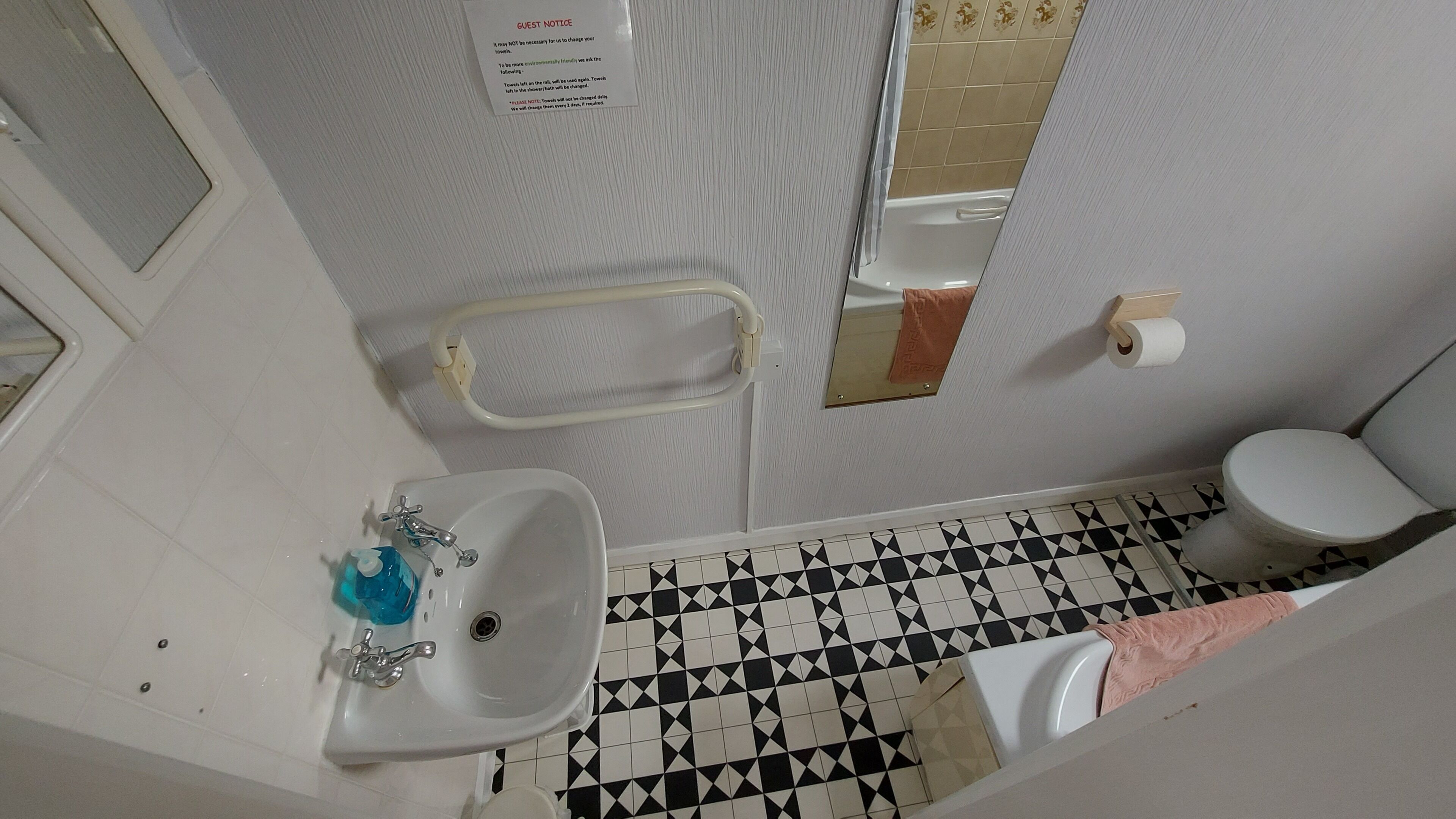 Ein Badezimmer mit Waschbecken, Toilette und Duschbereich.