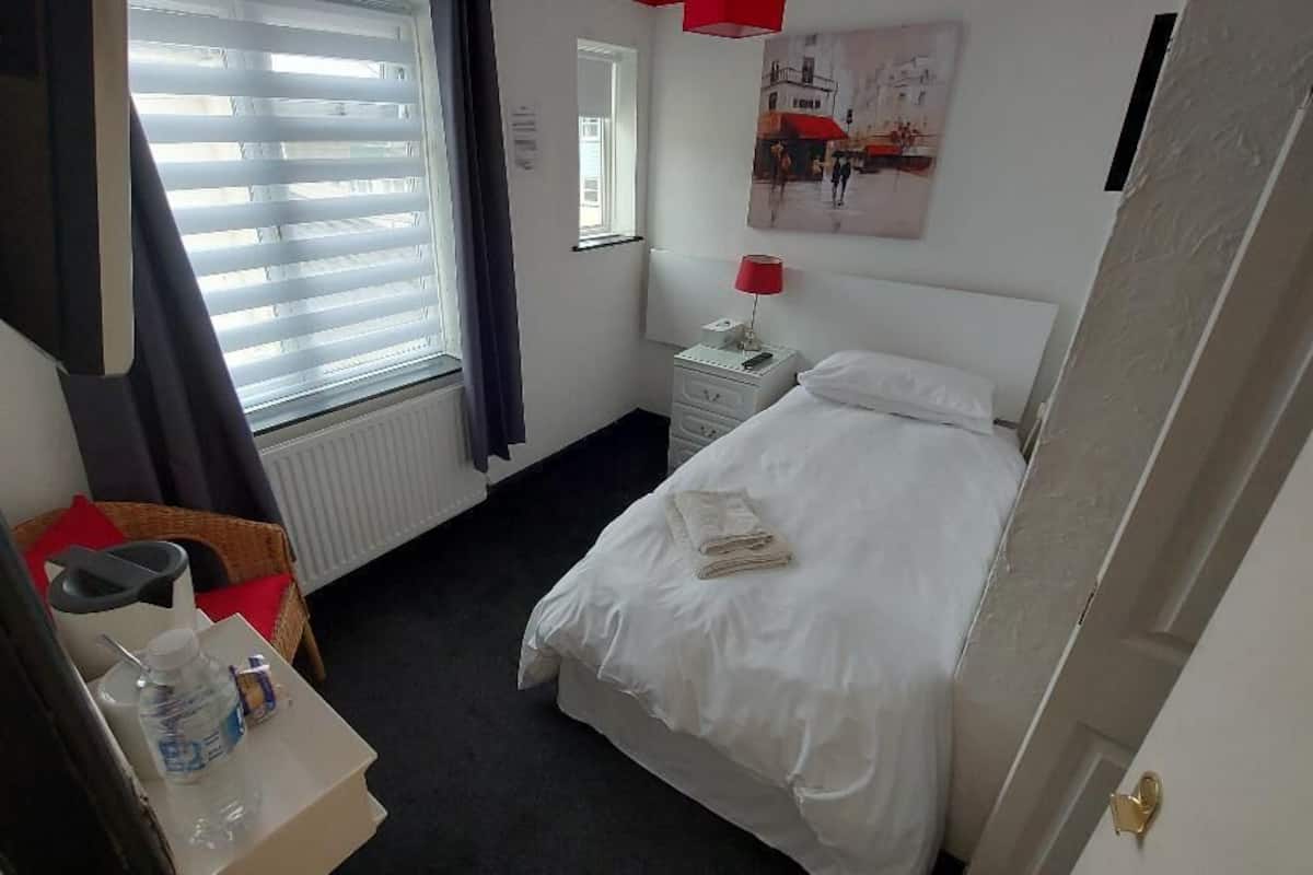 Deluxe Single Room (Room 9) | Bed sheets