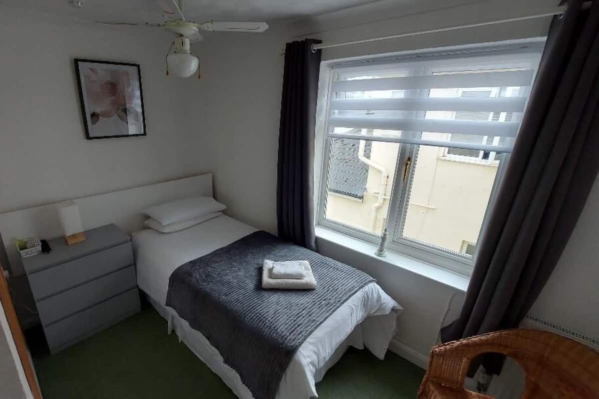 Deluxe Single Room (Room 16 Second Floor) | Bed sheets