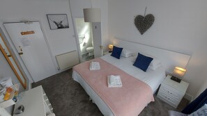Deluxe Double or Twin Room | Langsir/tirai gelap terus, cadar katil 
