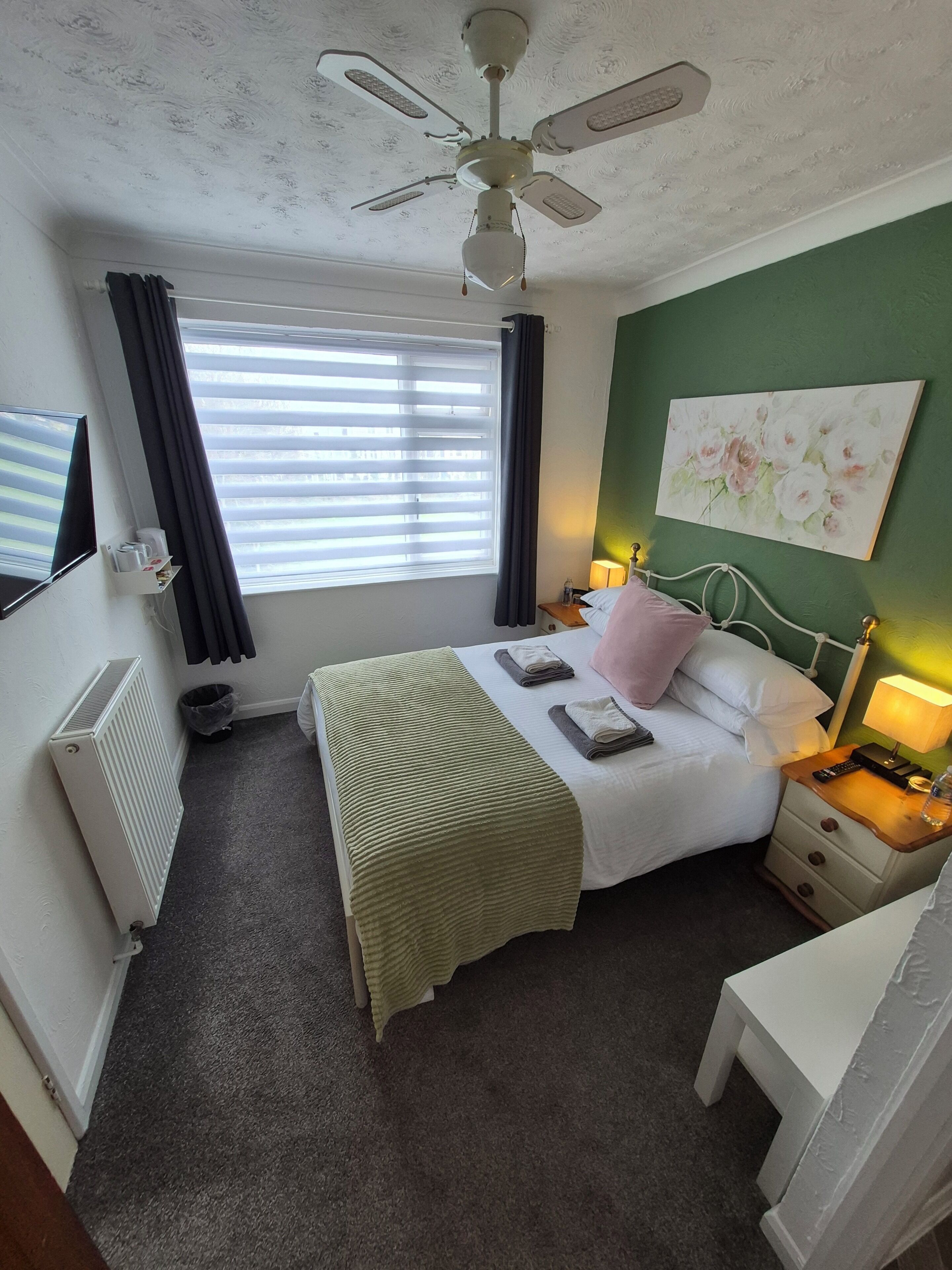 Family Room (Room 12/14) | Blackout drapes, bed sheets