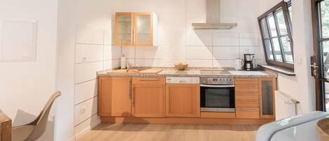 Kylskåp, ugn, spishäll och diskmaskin