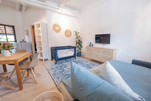 1 dormitorio, cuna de viaje, wifi gratis y ropa de cama