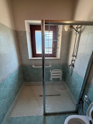 Een douche, een haardroger, een bidet, handdoeken