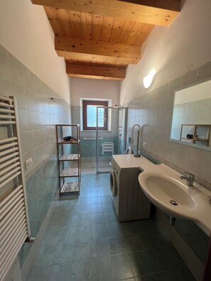 Dusche, Haartrockner, Bidet, Handtücher