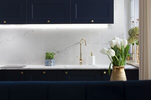 Frigorífico pequeño, placa de cocina, lavavajillas y hervidor eléctrico