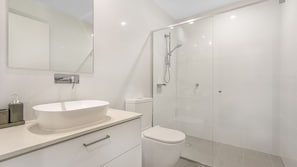 Douche, serviettes fournies
