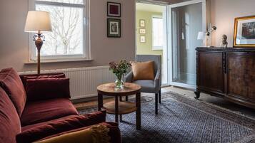 Smart-TV, DVD-Player, Bücher, Stereoanlage