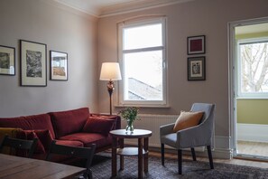 Smart-TV, DVD-Player, Bücher, Stereoanlage