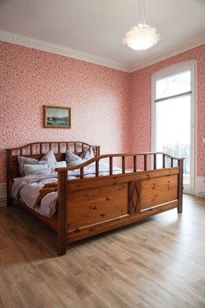 3 bedrooms, travel crib, free WiFi, bed sheets