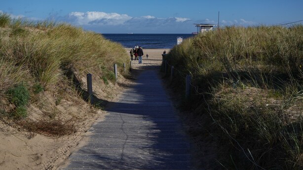 A pathway leading to a beach with a lifeguard tower in the distance. - Seebad Ahlbeck - spacious apartment with sea view close to the beach (Heringsdorf)