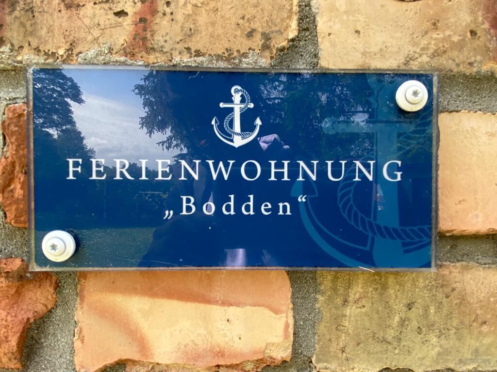 En skylt med texten "SEMESTERBOSTAD 'Bodden'".