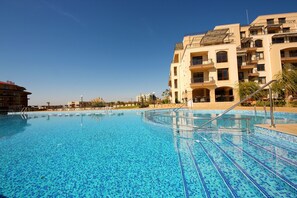 Kauden mukainen ulkouima-allas