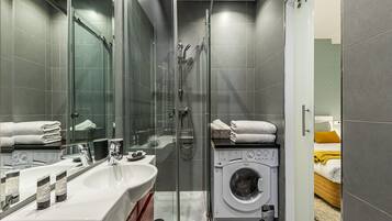 Ducha, secador de pelo y toallas