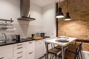 Frigorífico, microondas, cafetera o tetera y hervidor eléctrico