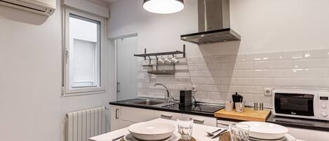 Réfrigérateur, micro-ondes, cafetière/bouilloire, bouilloire électrique