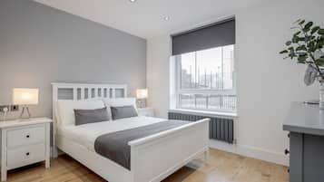 3 bedrooms, desk, iron/ironing board, travel crib