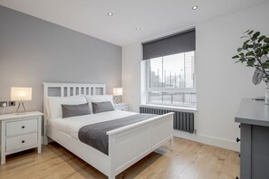 3 bedrooms, desk, iron/ironing board, travel cot - Luxury Chic Apartment near Canary Wharf, Excel, O2 & Stratford (London)