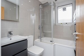 Hair dryer, towels, soap, toilet paper - Luxury Chic Apartment near Canary Wharf, Excel, O2 & Stratford (London)