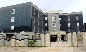 Vista frontal de la propiedad