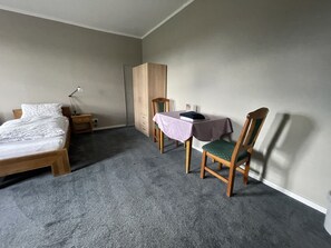 Standard Triple Room, Private Bathroom, Garden View - Landgasthof Witten (Labenz)