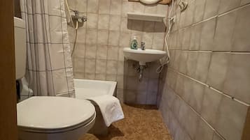 Habitación triple básica, baño privado | Baño