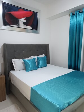 1 Schlafzimmer, Zimmersafe, Schreibtisch, Bügeleisen/Bügelbrett