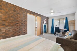 4 bedrooms, desk, WiFi