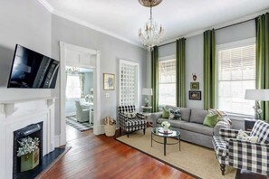 Een televisie en een kantoor