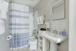 Badewanne, Haartrockner, Handtücher