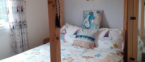 2 chambres, fer et planche à repasser, lit de bébé portatif