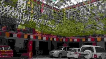 Un estacionamiento con varios niveles y coches estacionados en la planta baja.