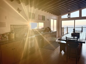 Großer Kühlschrank, Ofen, Herdplatte, Espressomaschine