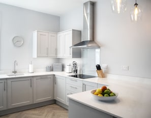 Full-sized fridge, microwave, oven, stovetop - Superior deluxe 2 bedroom apartment (Harrogate)