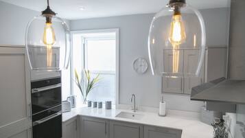 Full-size fridge, microwave, oven, stovetop