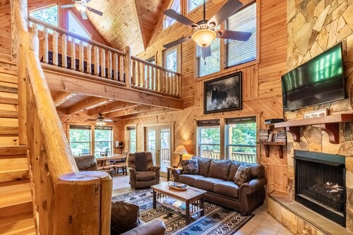 Bearfoot's Nantahala Retreat-Pastoral View - Internet - Pool table - Fire Pit