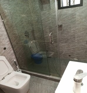 Free toiletries, towels, soap, shampoo - Nduson Crown Apartment (Abuja)