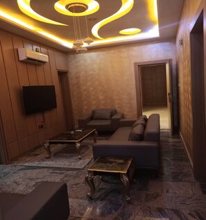 Appartamento Executive | Area soggiorno | TV al plasma 38 pollici con canali satellitari, TV