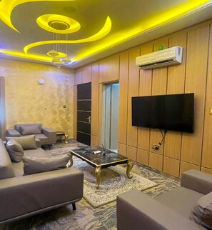 Executive Apartment | Premium bedding, individually decorated, individually furnished, desk