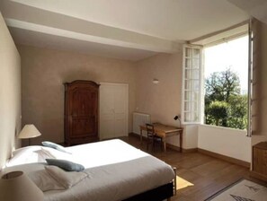 7 chambres, bureau, fer et planche Ă repasser, lit parapluie