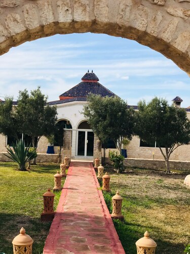 Wonderful Villa 4000m with Great & Big Pool , in Calm Place