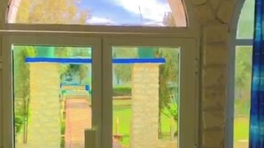 Um quarto com um arco de pedra que dá para uma área externa.
