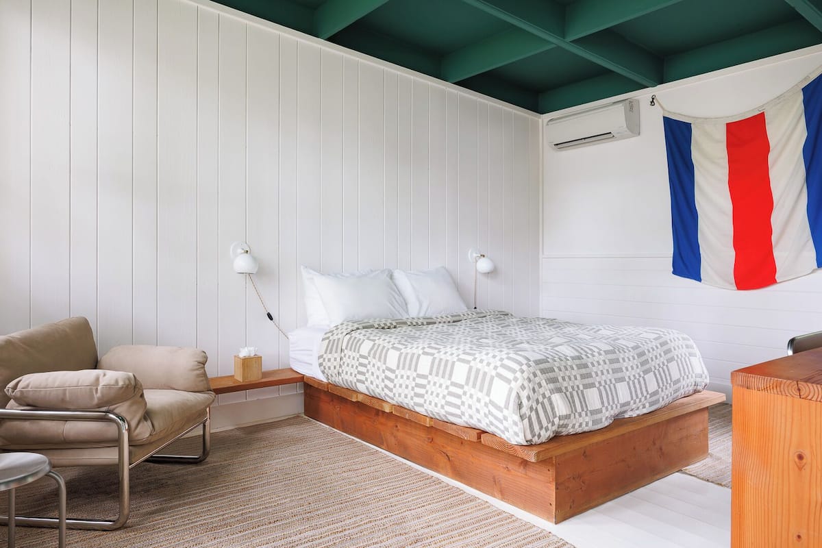 Deluxe Room, 1 Queen Bed | Frette Italian sheets, premium bedding, pillowtop beds, WiFi (free)