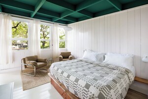 Deluxe Room, 1 King Bed | Frette Italian sheets, premium bedding, pillowtop beds, free WiFi