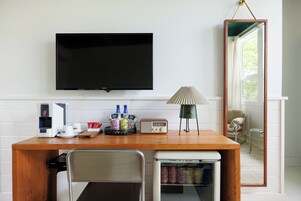 Deluxe Room, 1 King Bed | Frette Italian sheets, premium bedding, pillowtop beds, free WiFi