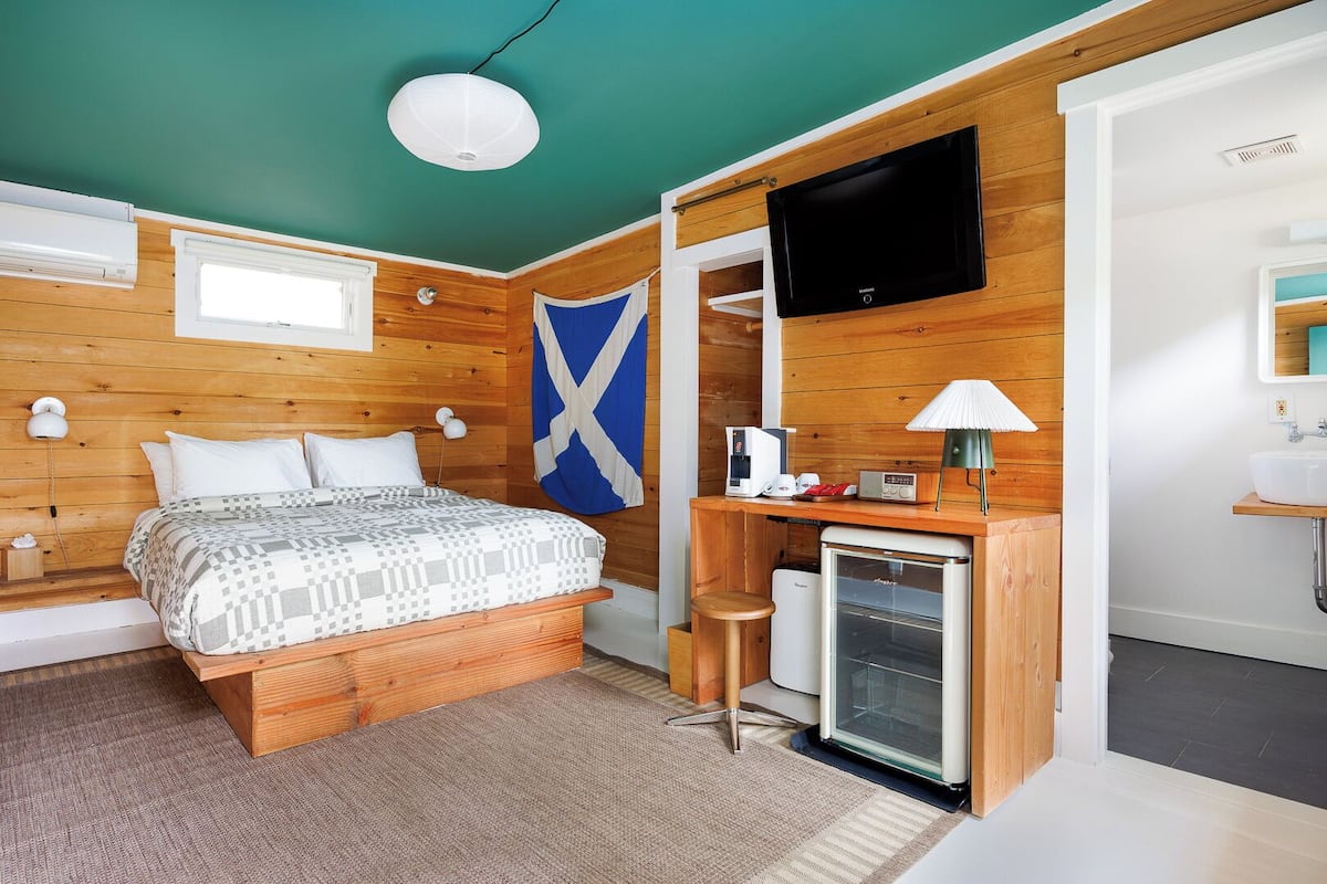 Standard Room, 1 Queen Bed | Frette Italian sheets, premium bedding, pillowtop beds, WiFi (free)