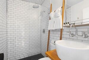Ducha, artículos de tocador ecológicos, secador de pelo, toallas