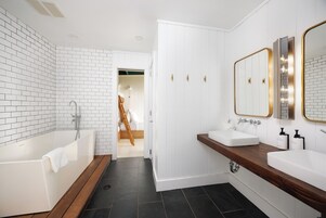 Suite | Bathroom | Shower, eco-friendly toiletries, hair dryer, towels